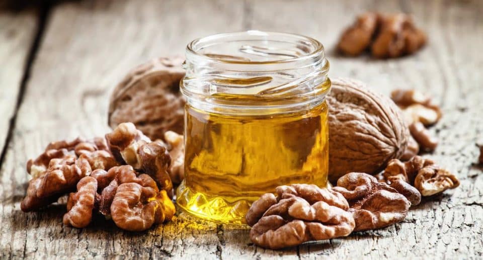 8 Beneficios del Aceite de nuez en la Cosmética